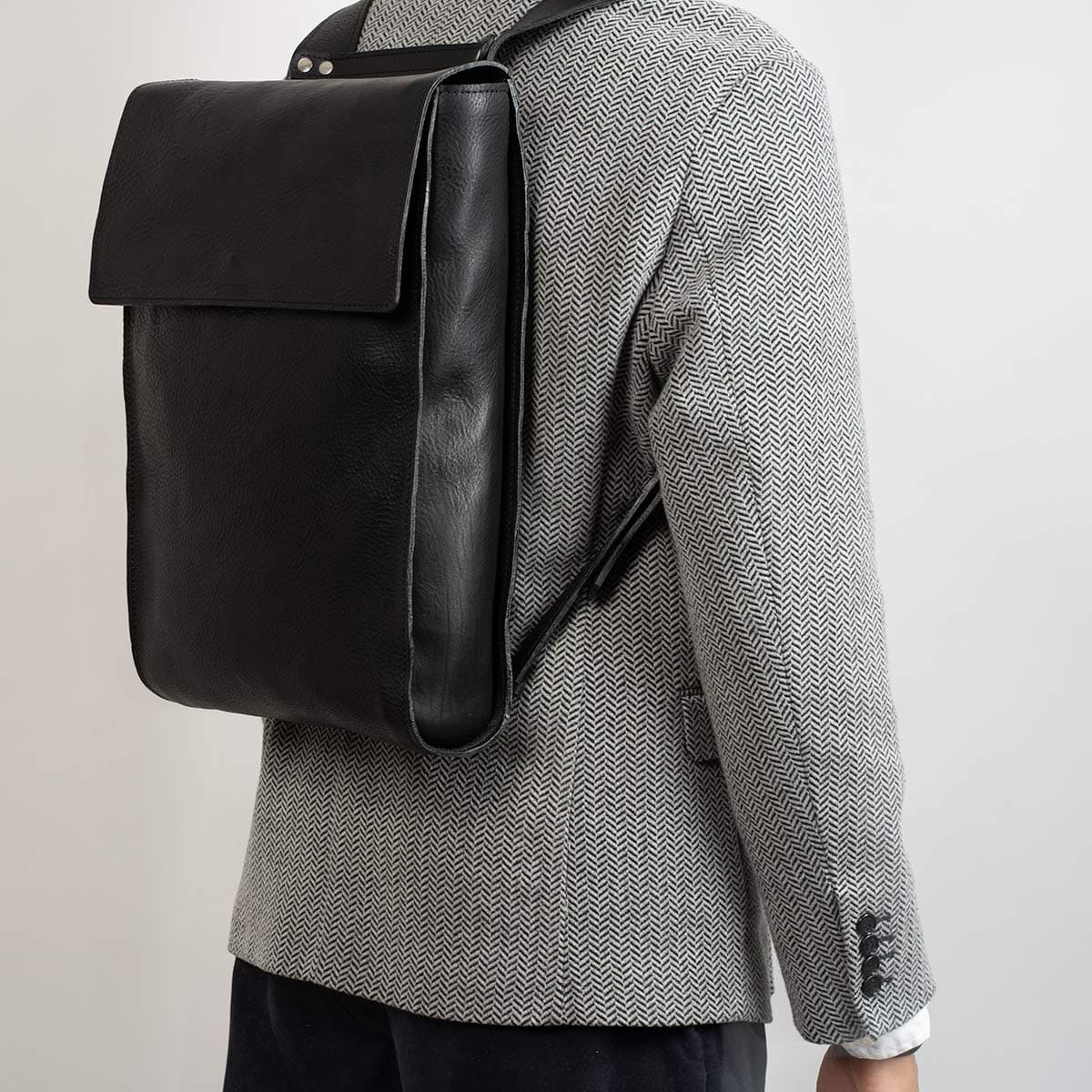 Leather laptop backpack - The Minimalist (Black).