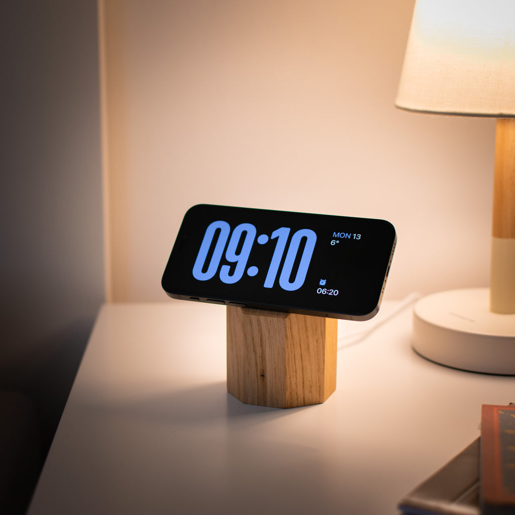 Wooden MagSafe Wireless Charger for Apple iPhone. Fast Qi2 Chrager.